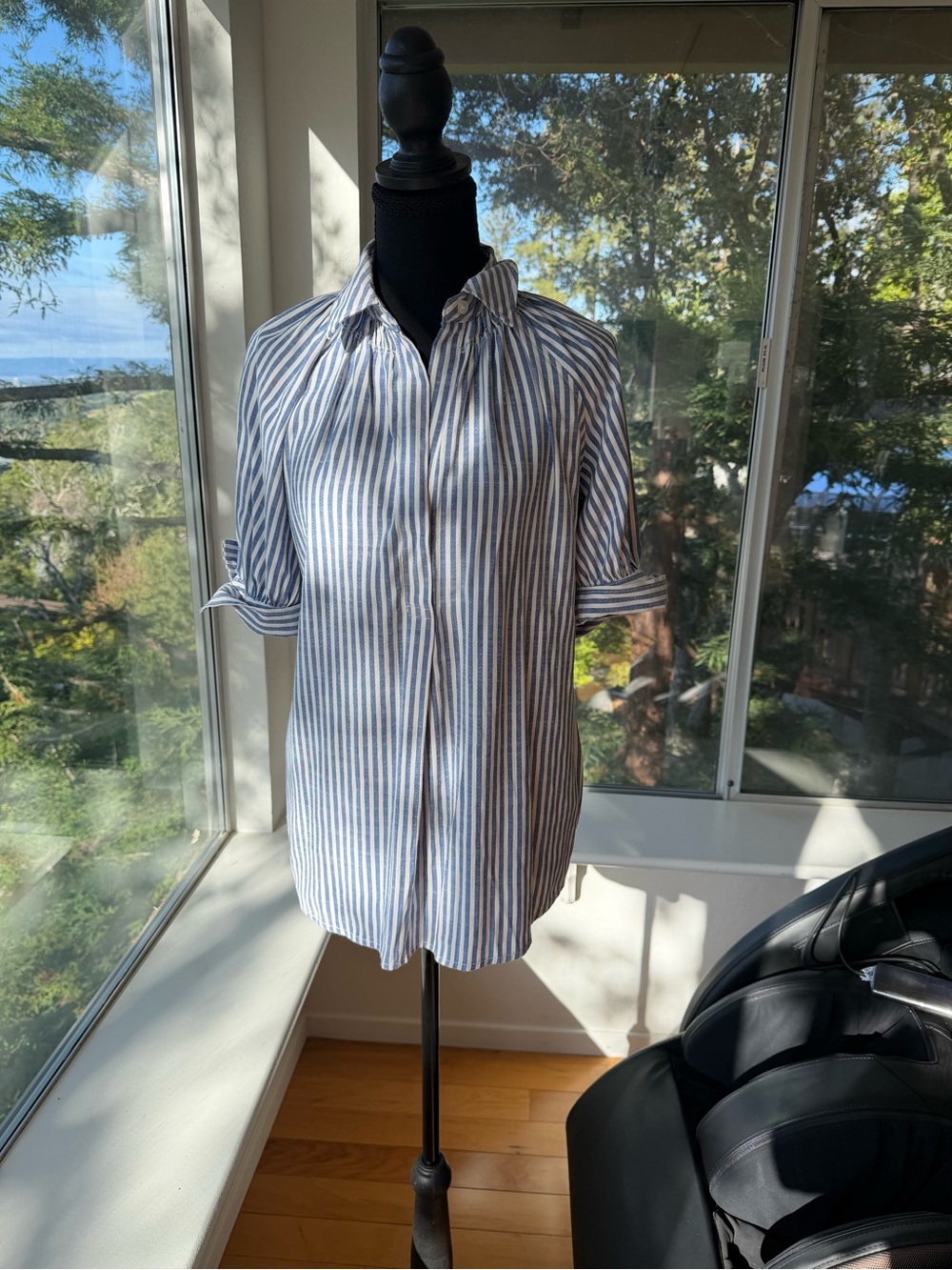 LIKE NEW Max Studio Blue and White Striped Short Sleeve Blouse, size 2